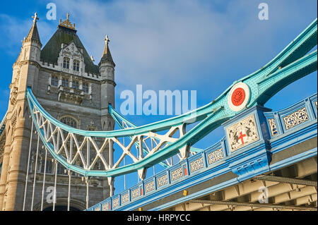 Die Tower Bridge ist eine reich verzierte Klappbrücke über den Fluss Themse in London... Es ist die östlichste Brücke in der Stadt und der Pool of London markiert Stockfoto