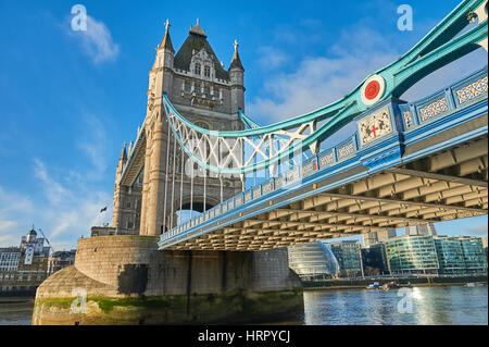 Die Tower Bridge ist eine reich verzierte Klappbrücke über den Fluss Themse in London... Es ist die östlichste Brücke in der Stadt und der Pool of London markiert Stockfoto