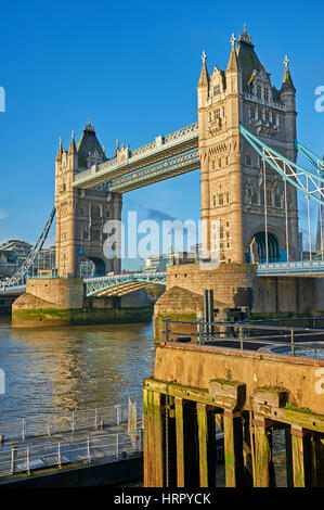 Die Tower Bridge ist eine reich verzierte Klappbrücke über den Fluss Themse in London... Es ist die östlichste Brücke in der Stadt und der Pool of London markiert Stockfoto