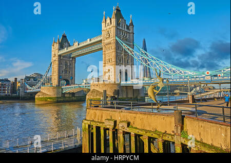 Die Tower Bridge ist eine reich verzierte Klappbrücke über den Fluss Themse in London... Es ist die östlichste Brücke in der Stadt und der Pool of London markiert Stockfoto