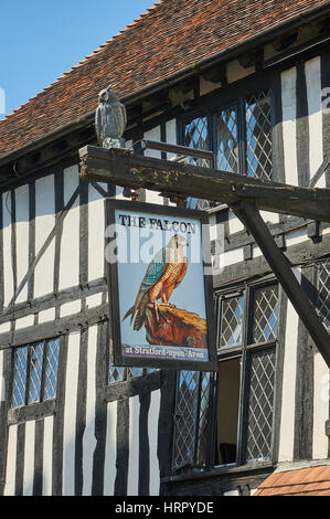 Das Falcon Inn ist eine mittelalterliche Gebäude mitten in Stratford-upon-Avon, England. Stockfoto