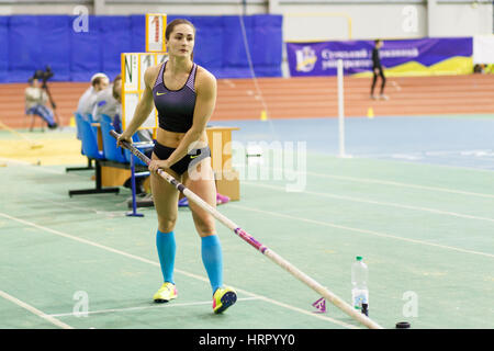 SUMY, UKRAINE - 17. Februar 2017: Maryna Kylypko vor Versuch im Stabhochsprung-Wettbewerb des ukrainischen indoor Leichtathletik WM 2017. Stockfoto