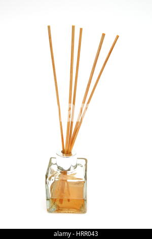 Reed Diffuser, mit Reed steckt in einer Flasche Duftöl auf weißem Hintergrund Stockfoto