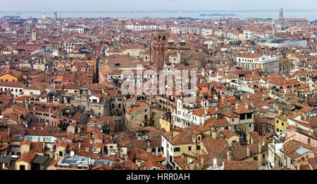 Panoramablick über Venedig Dächer gesehen von den Glockenturm auf dem Markusplatz Stockfoto