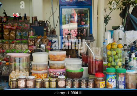 Thais Besitzer Verkaufsprodukt Essen trinken und Souvenir für Reisende Personen im Dorfladen im Tempel Wat Muang am 25. Januar 2017 in Ang Thong, Thail Stockfoto