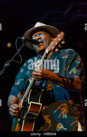 Taj Mahal, Byron Bay Bluesfest, 4. April 2010. Einer der weltweit besten Bluesmusiker zeigt wie es gemacht wird, bringt den Blues in seiner liebenswürdigen Art. Stockfoto