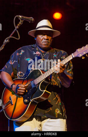 Taj Mahal, Byron Bay Bluesfest, 4. April 2010. Einer der weltweit besten Bluesmusiker zeigt wie es gemacht wird, bringt den Blues in seiner liebenswürdigen Art. Stockfoto