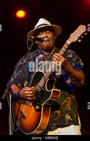 Taj Mahal, Byron Bay Bluesfest, 4. April 2010. Einer der weltweit besten Bluesmusiker zeigt wie es gemacht wird, bringt den Blues in seiner liebenswürdigen Art. Stockfoto