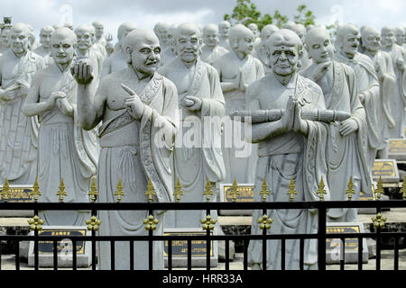 Bintan Island, Indonesien. 2. März 2017. Tempel mit 1000 Statuen Gesicht in Bintan, Riau-Inseln haben viel Tourismus mögliche Ansichten, von denen die Insel Bintan ist auch die größte Insel in der Riau-Inseln, Indonesien. Lage Bintan ziemlich strategische, denn es auf der südlichen Halbinsel von Malaysia an der Mündung der Wasserstraße liegt und seine Geschichte ein beliebter Zwischenstopp für Händler ist Versand Indien und China für Tierheim aus dem Sturm und Bestimmungen. Bildnachweis: Pazifische Presse/Alamy Live-Nachrichten Stockfoto