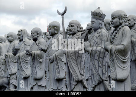 Bintan Island, Indonesien. 2. März 2017. Tempel mit 1000 Statuen Gesicht in Bintan, Riau-Inseln haben viel Tourismus mögliche Ansichten, von denen die Insel Bintan ist auch die größte Insel in der Riau-Inseln, Indonesien. Lage Bintan ziemlich strategische, denn es auf der südlichen Halbinsel von Malaysia an der Mündung der Wasserstraße liegt und seine Geschichte ein beliebter Zwischenstopp für Händler ist Versand Indien und China für Tierheim aus dem Sturm und Bestimmungen. Bildnachweis: Pazifische Presse/Alamy Live-Nachrichten Stockfoto