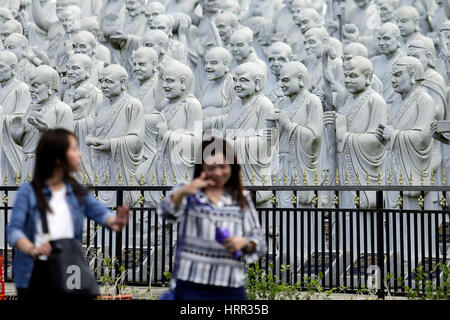 Bintan Island, Indonesien. 2. März 2017. Tempel mit 1000 Statuen Gesicht in Bintan, Riau-Inseln haben viel Tourismus mögliche Ansichten, von denen die Insel Bintan ist auch die größte Insel in der Riau-Inseln, Indonesien. Lage Bintan ziemlich strategische, denn es auf der südlichen Halbinsel von Malaysia an der Mündung der Wasserstraße liegt und seine Geschichte ein beliebter Zwischenstopp für Händler ist Versand Indien und China für Tierheim aus dem Sturm und Bestimmungen. Bildnachweis: Pazifische Presse/Alamy Live-Nachrichten Stockfoto