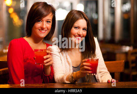 Freunden eine Runde Drinks in einer Kneipe Stockfoto