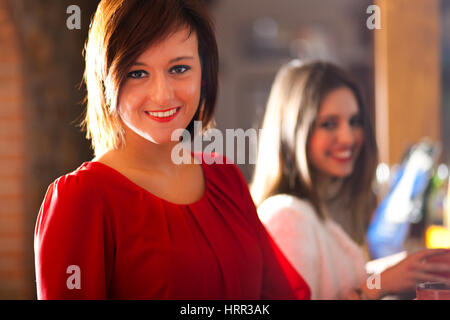 Freunden eine Runde Drinks in einer Kneipe Stockfoto