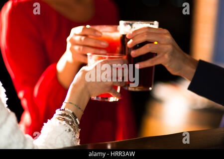 Freunden eine Runde Drinks in einer Kneipe Stockfoto