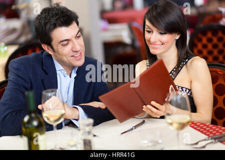 Paar ein Menü in einem Restaurant auswählen Stockfoto