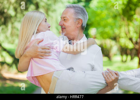 Porträt einer glücklich Reife Paare, die Spaß Stockfoto