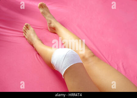 Up-Knie-TEP nach Operation Patienten auf dem Bett im Krankenhaus in der Nähe Stockfoto