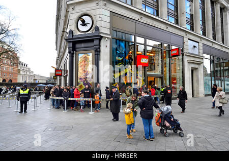 London, England, Vereinigtes Königreich. Schlangestehen vor den Lego-Shop, Leicester Square Stockfoto
