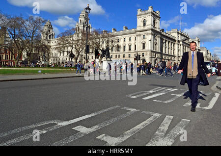 Jeremy Hunt MP - Sekretär für die Gesundheit - zu Fuß über Parliament Square, den Houses of Parliament Stockfoto