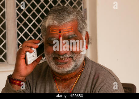 Brahmane Gespräch per Telefon, Khajuraho Stockfoto