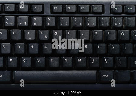 Das Wort "Nein" Bedeutung "HAYIR" auf Türkisch auf einem Keyboard in eine Zeile geschrieben. Draufsicht auf eine schwarze Tastatur. Stockfoto