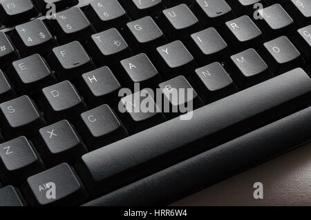 Das Wort "Nein" Bedeutung "HAYIR" auf Türkisch auf einem Keyboard in eine Zeile geschrieben. Perspektivische Ansicht einer schwarzen Tastatur. Stockfoto