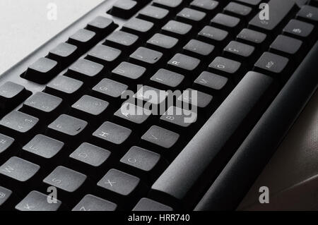 Das Wort "Nein" Bedeutung "HAYIR" auf Türkisch auf einem Keyboard in eine Zeile geschrieben. Perspektivische Ansicht einer schwarzen Tastatur. Stockfoto