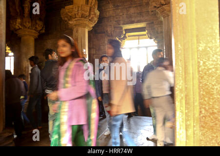 Besucher, die das Innere des alten 10. Jahrhundert Hindu-Tempel in Khajuraho, Madhya Pradesh, Indien Stockfoto