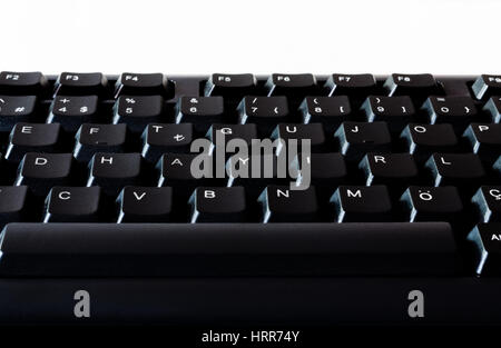 Das Wort "Nein" Bedeutung "HAYIR" auf Türkisch auf einem Keyboard in eine Zeile geschrieben. Erhöhte Ansicht einer schwarzen Tastatur. Stockfoto