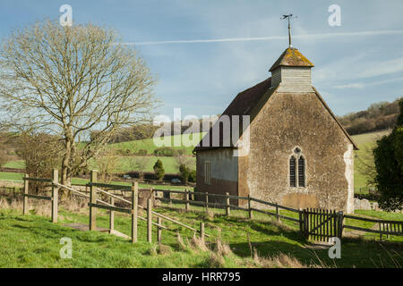 Vorfrühling an Str. Marys Kirche in Upwaltham, West Sussex, England. Stockfoto