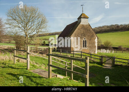 Vorfrühling an Str. Marys Kirche in Upwaltham, West Sussex, England. Stockfoto