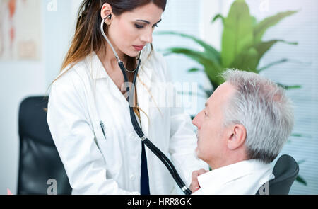 Arzt Besuch eines Patienten Stockfoto