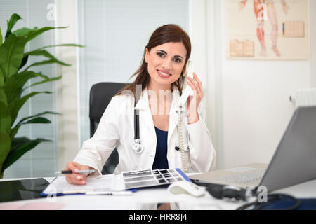 Porträt eines Arztes am Telefon in ihrem Atelier Stockfoto