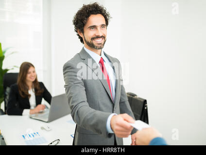 Unternehmer geben eine Visitenkarte an eine andere person Stockfoto