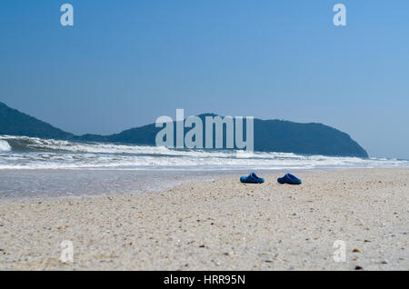 leichten blauen Crocs (Nachahmung) Leam Sala Beach, thailand Stockfoto