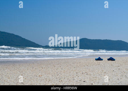 leichten blauen Crocs (Nachahmung) Leam Sala Beach, thailand Stockfoto