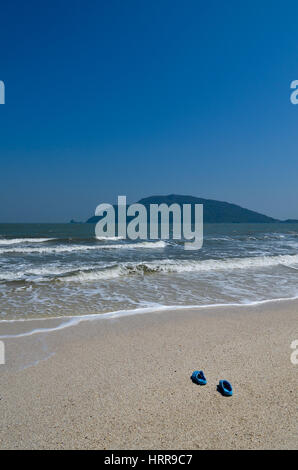 leichten blauen Crocs (Nachahmung) Leam Sala Beach, thailand Stockfoto