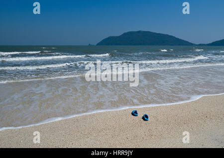 leichten blauen Crocs (Nachahmung) Leam Sala Beach, thailand Stockfoto