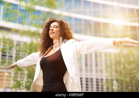 Frau ihre Arme zu öffnen und zu entspannen. Lens-Flare-Effekt Stockfoto