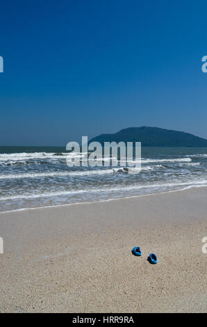 leichten blauen Crocs (Nachahmung) Leam Sala Beach, thailand Stockfoto