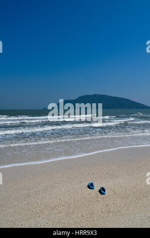 leichten blauen Crocs (Nachahmung) Leam Sala Beach, thailand Stockfoto