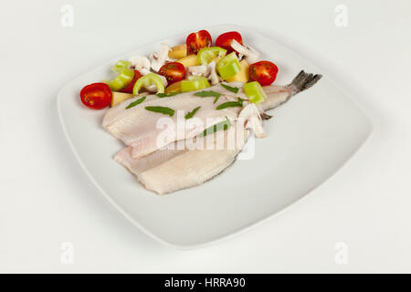 Forellenfilet auf einem weißen Teller und frischem Gemüse gereinigt Stockfoto