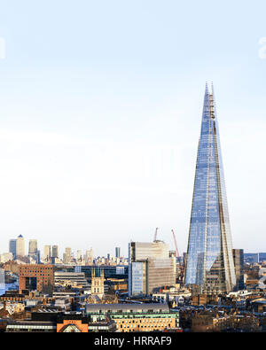 Blick in Richtung Osten von London mit der Scherbe in den Vordergrund und Canary Wharf in der fernen Zukunft, London, UK Stockfoto