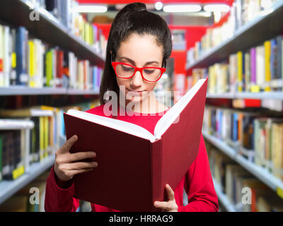 Teenager, die ein Buch in einer Bibliothek Stockfoto