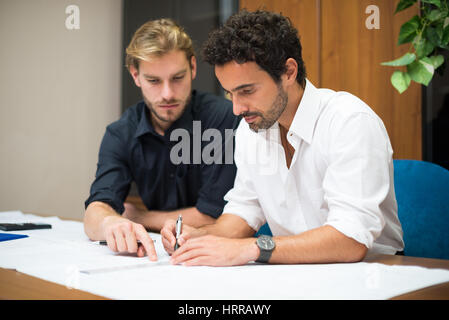 Menschen bei der Arbeit in ihrem Büro Stockfoto