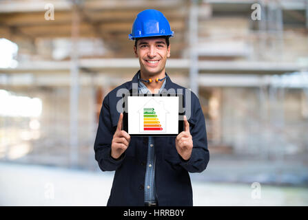 Architerct zeigt eine Energie-Effizienz-Skala auf einem tablet Stockfoto