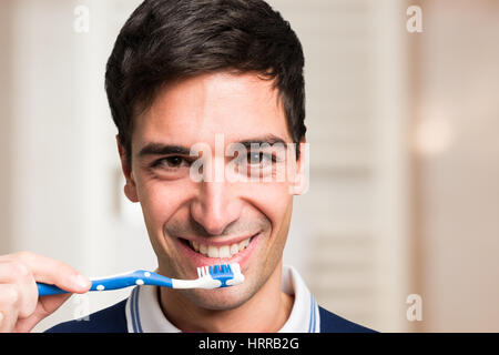 Mann seine Zähneputzen im Bad Stockfoto