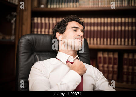 Geschäftsmann, Entspannung und Lockerung seiner Krawatte Stockfoto