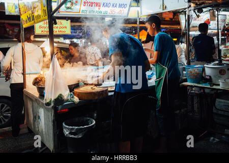 Chiang Mai, Thailand - 27. August 2016: Vater und Sonne Kochen am Samstag Nachtmarkt am 27. August 2016 in Chiang Mai, Thailand. Stockfoto