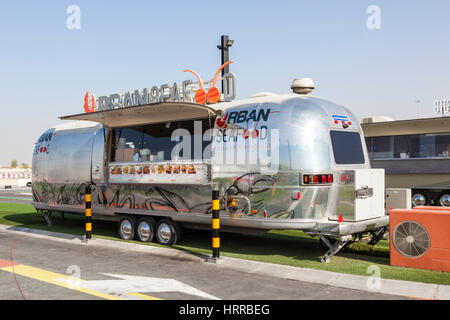 DUBAI, Vereinigte Arabische Emirate - 27. November 2016: Airstream Wohnwagen in Urgan Meeresfrüchte-LKW an die letzte Ausfahrt Essen LKW Park an der E11-Autobahn zwischen Abu Dha umgewandelt Stockfoto